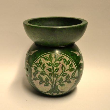 Grüner Keramiktopf mit verzierter Baum- und Blattgestaltung.